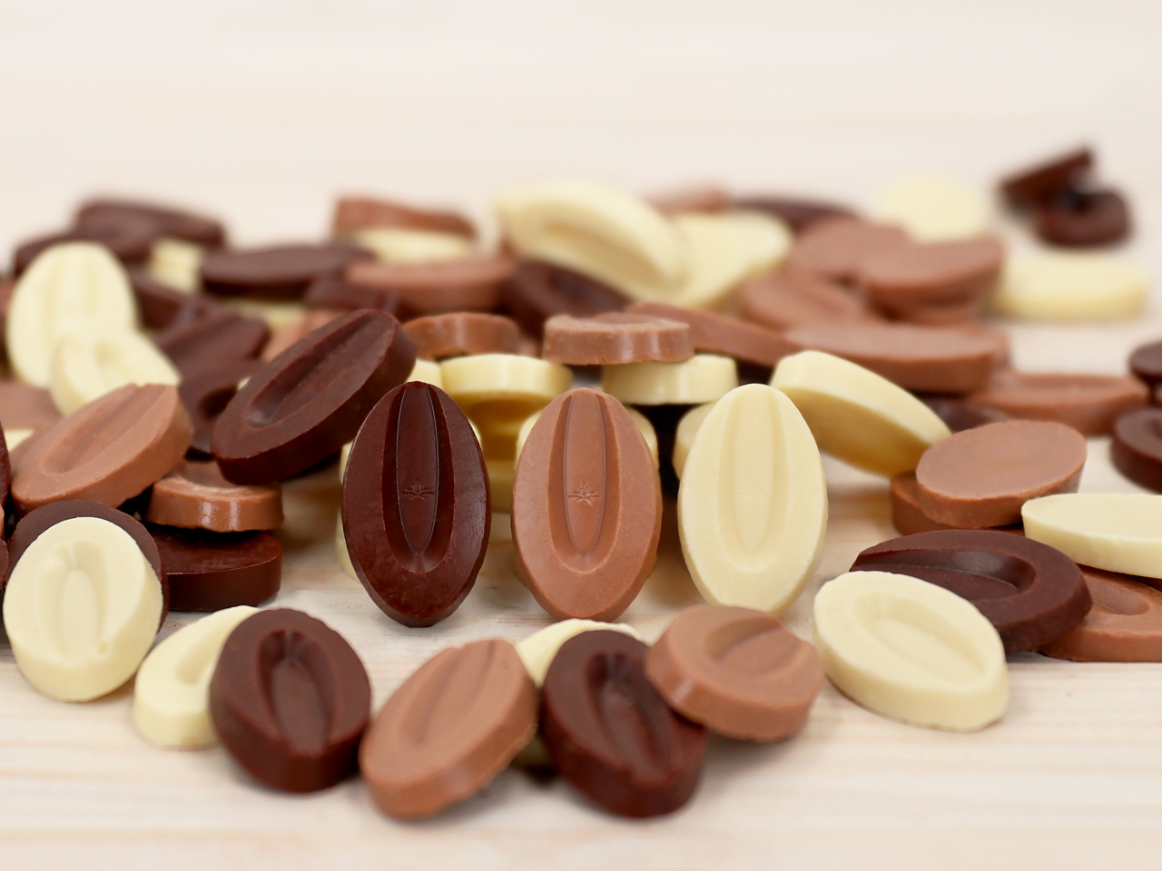 https://www.hobbybaecker.de/media/6b/6d/e6/1720517347/Valrhona-Callets.jpg?ts=1720517347