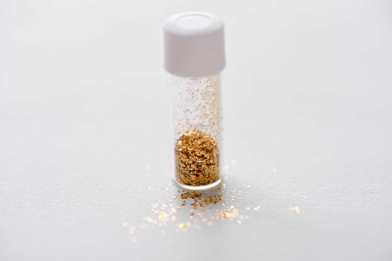Gold-Flitter, grob 24 Karat, im Fläschchen
