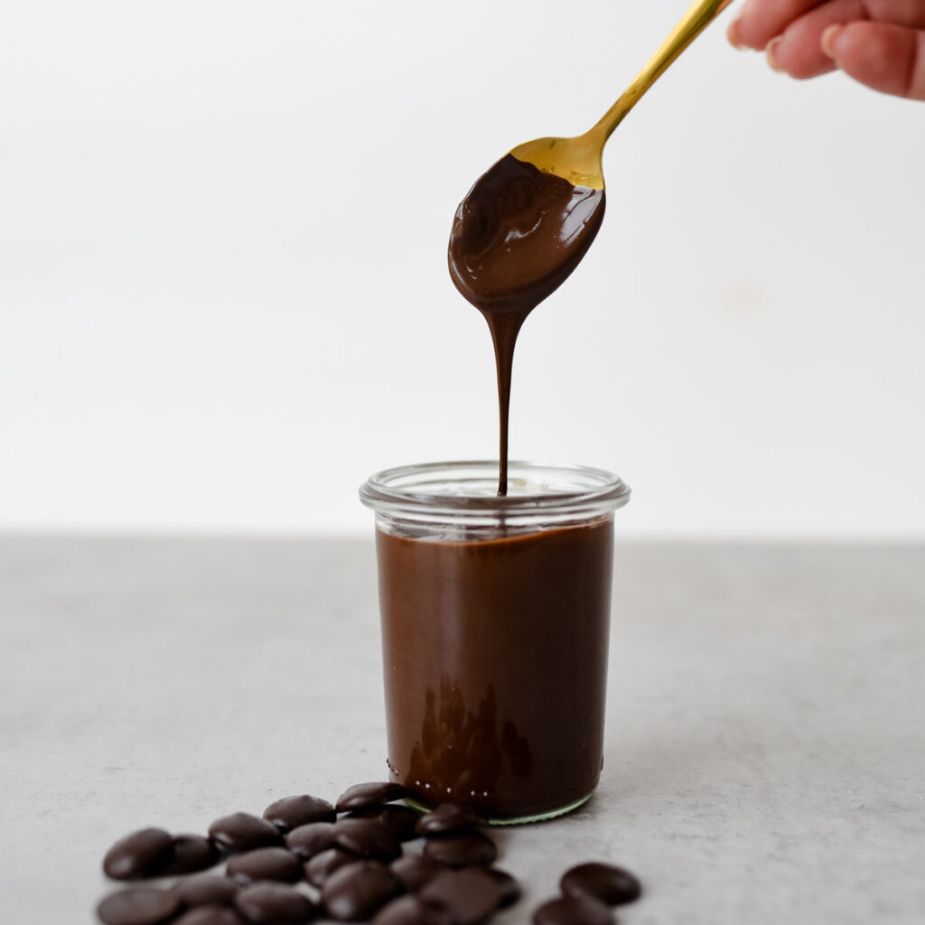 https://www.hobbybaecker.de/media/9c/9f/d7/1715955994/Callebaut-Zartbitter-Kuvertuere-1024x1024.jpg?ts=1715955994