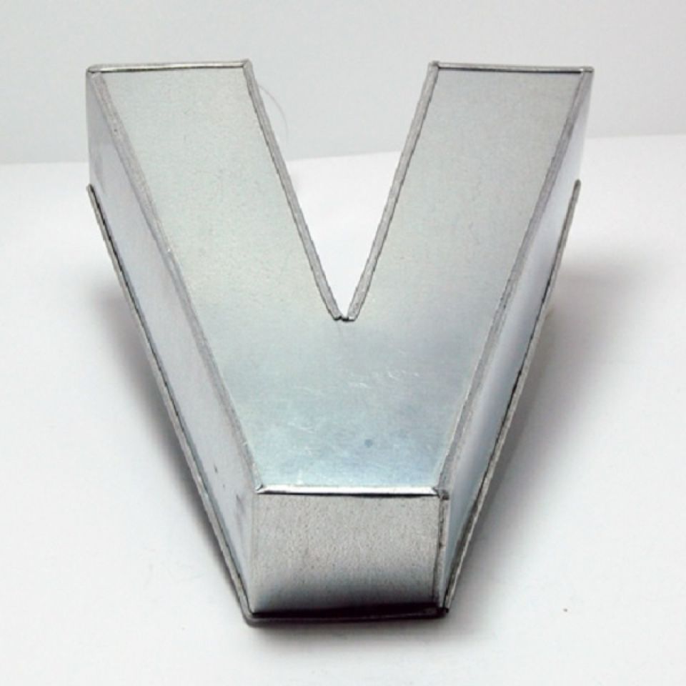 Backform Buchstabe V, ca. 25,5x20,5x6,5 cm